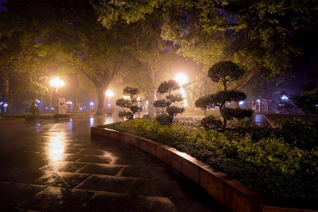 晚间雾蒙蒙的广州人民S公园。广州，中国。广州人S夜雾公园，中国