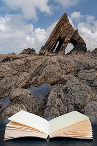 贝克奇岩在泥盆纪地质建造上的美丽风景图像从阅读书页中出来的合成图像