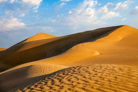 萨姆塔尔沙漠沙丘在日落的美丽的天空下。印度拉贾斯坦邦。沙漠中的沙丘