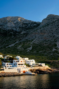 卡马尔斯镇在西弗诺斯岛日落。希腊Kamares镇与传统的白色房子在Sifnos岛上日落。希腊