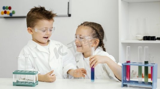 女孩科学家做实验室有乐趣