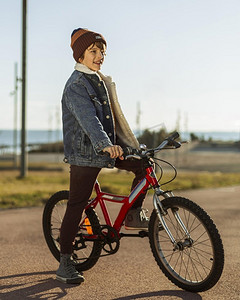 男孩骑他的自行车户外城市
