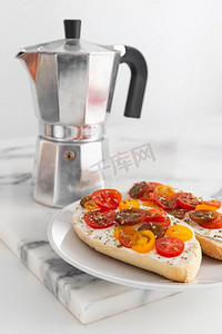 奶油奶酪西红柿三明治配法式压榨机