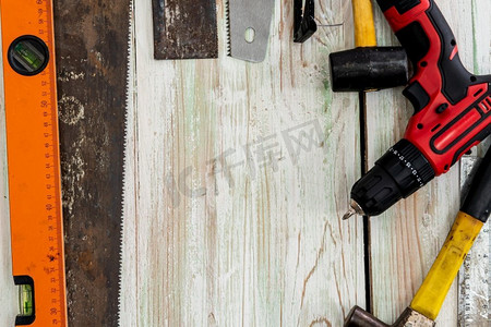 俯视图平面铺的工具为杂工和木匠。木工爱好和DIY概念。