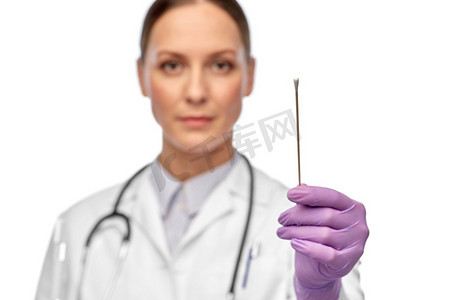医学、健康与冠状病毒概念--拿着棉签的女医生特写。拿着棉签的女医生特写