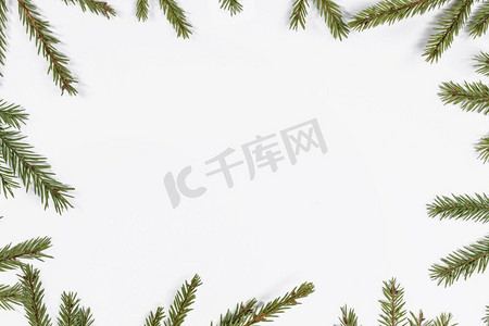 边框树枝摄影照片_天然冷杉圣诞树边框孤立在白色，复制文本空间。冷杉树枝框架在白色