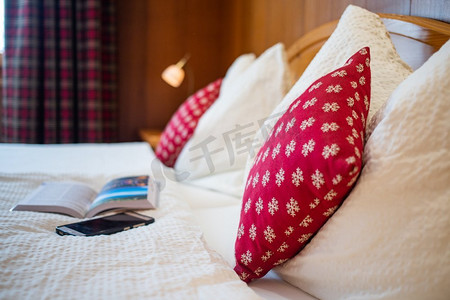 圣诞摄影照片_舒适的卧室红枕头hygge