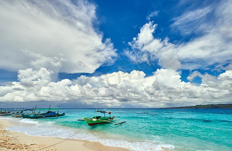 太平洋摄影照片_美丽的海滩与船在Balicasag岛，菲律宾