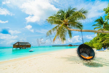 美丽的热带海滩和大海，椰子棕榈树在马尔代夫的蓝天上-增强色彩处理