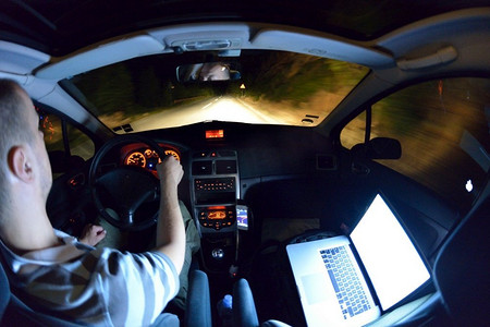 人工作在膝上型计算机，而驾驶汽车在晚上和导航与智能电话