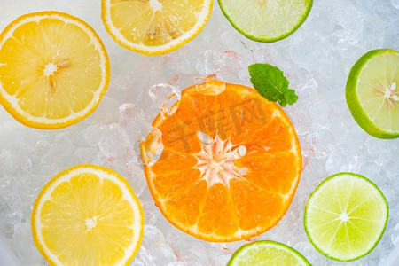夏季饮料清凉饮料新鲜水果冰桶自制鸡尾酒茶与mojito柠檬酸橙片，夏季饮料多汁