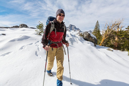 登山徒步的人摄影照片_冬季山区的徒步旅行者