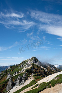 日本长野阿尔卑斯山北部的竹黑山全景。探险和登山活动的概念。