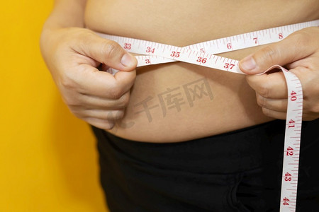 肥胖的男人想通过每天锻炼来减肥。并控制食物