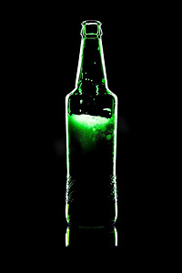 啤酒瓶打开与所得啤酒和泡沫在黑色背景与反射