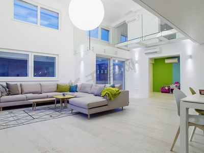 内部豪华时尚的现代开放空间设计两层公寓与白色墙壁