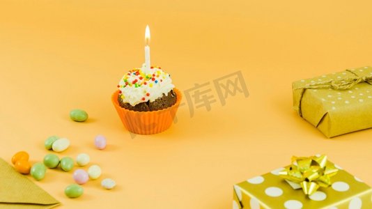 生日蛋糕和蜡烛礼物漂亮的照片。生日纸杯蛋糕配蜡烛礼物