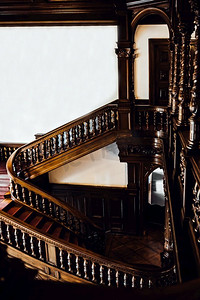 柱子祥云摄影照片_带柱子的老式红木楼梯