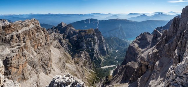全景著名的多洛米蒂山脉的山峰，布伦塔。意大利特伦蒂诺