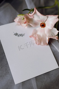 结婚邀请函在灰色信封在一个桌子与绿色小枝