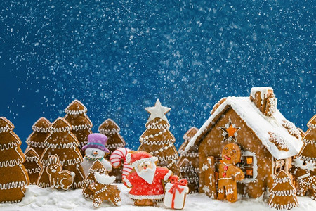姜饼房子圣诞节冷杉树圣诞老人和礼物饼干冬季节日庆祝概念。姜饼屋和树木