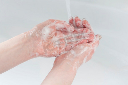 用水和肥皂彻底洗手