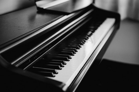 古典钢琴键的黑白色