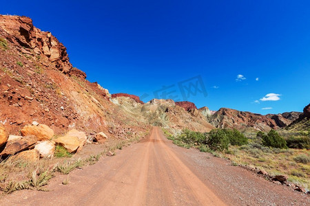 草原之乡的公路。荒凉的自然旅行背景。