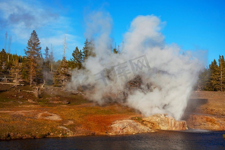 美国怀俄明州黄石国家公园的火洞河上的河滨间歇泉喷发。美丽的美国风景