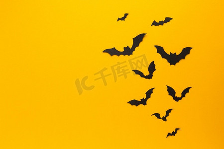 卡通树剪影摄影照片_万圣节蝙蝠与橙色背景