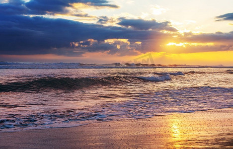在海岸的风景多彩的日落。适合壁纸或背景图像。美丽的自然景观