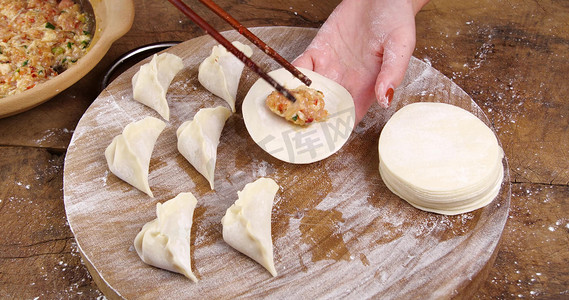 饺子美食摄影照片_传统美食包饺子新年团圆饭面食