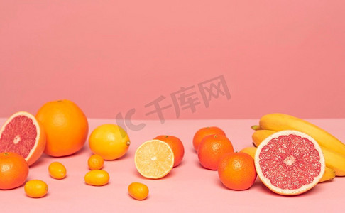 各式各样的柑橘粉色桌子。高分辨率照片。各式各样的柑橘粉色桌子。高质量照片