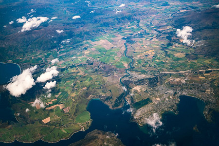 俯瞰山脉和湖泊景观。从新西兰皇后镇瓦卡皮图湖附近的山脉上空飞行的飞机全景照片。