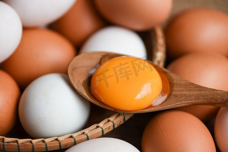 鸡蛋和鸭蛋采自农产品天然一篮健康饮食理念，新鲜碎蛋黄