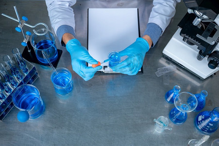 工业酒精摄影照片_化学科学家正在开发一种由酒精制成的防腐剂，酒精产品用于抗病毒新冠肺炎
