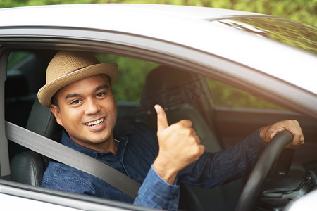 一个男人开车去办公室上班贴膜美女