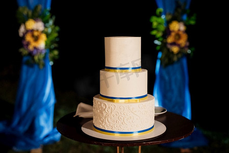 婚礼装饰与蛋糕在一个木凳上反对瀑布背景