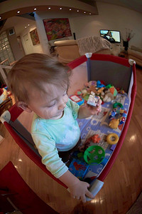 可爱的小婴儿玩玩具在移动床上使第一步和学习站立和行走