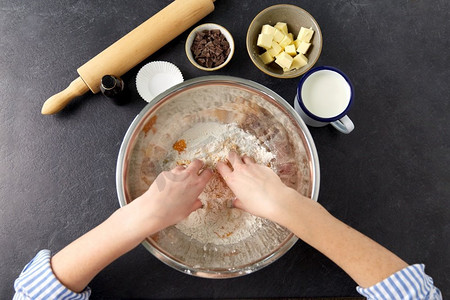 烘焙必备摄影照片_食物烹饪，烘焙和烹饪概念—手在面包店做酥皮糕点。厨师或面包师在面包店做面团