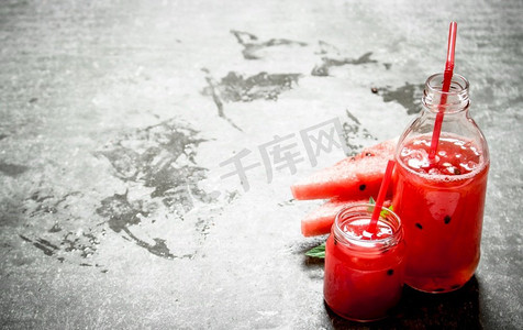 喝西瓜汁摄影照片_薄荷西瓜汁。在石桌上。薄荷西瓜汁。