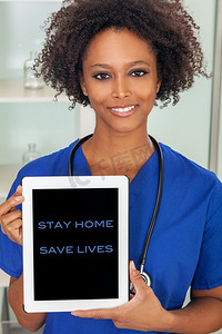医院感染摄影照片_黑人非裔美国人女医生在医院感染冠状病毒COVID—19留在家里在平板电脑上提供建议 