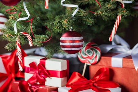 圣诞快乐卡装饰圣诞树礼物和糖果。圣诞快乐卡