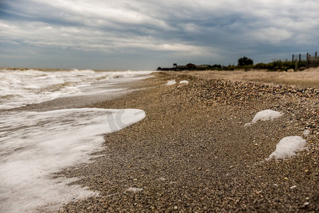 海岸线上的贝壳在一个背景的海和蓝天