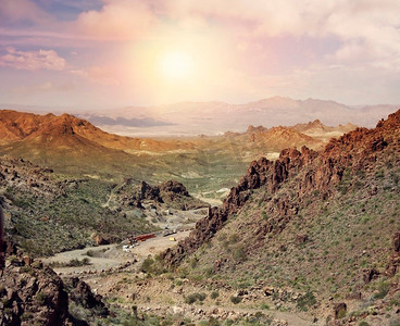 开州摄影照片_日落时分，山谷中有一个金矿开采区的山景。
