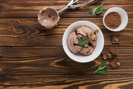 可口的巧克力冰淇淋高分辨率照片。可口的巧克力冰淇淋高品质的照片