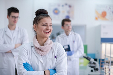 一群年轻的医学生站在一起的肖像在化学实验室，由大学生在室内的团队合作