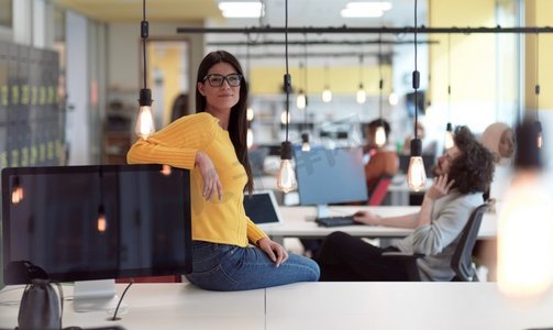 女商人肖像在开放空间启动共同工作开放空间办公室作为影响者使用智能电话，平板电脑