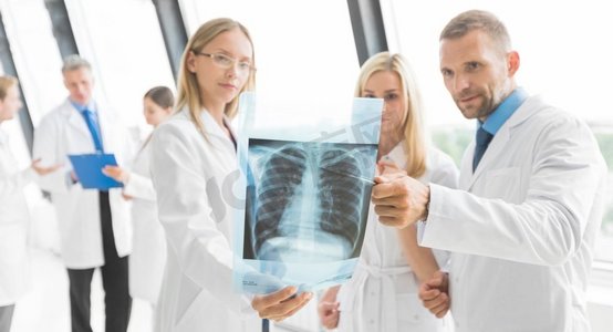 专家组医生在医院办公室会议上检查肺部X光报告。X光专家医生团队