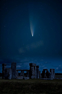 巨石阵上空的Neowise彗星数字合成图像 
